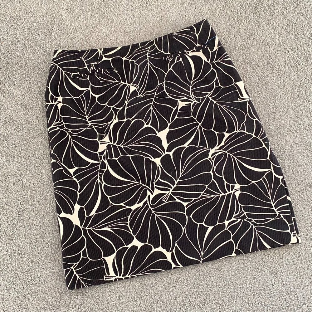 ♥ Talbots Black and White Pencil Skirt with Big Leaves Print US6    - I